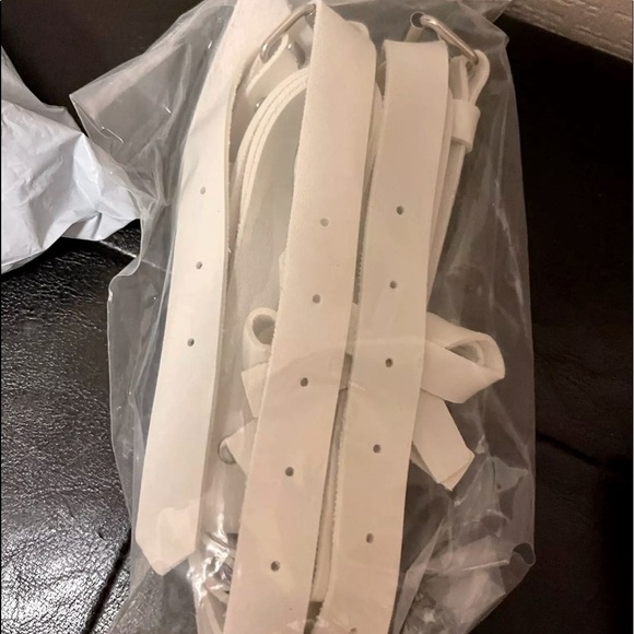 White PU Leather Bow Garter - Picture 4 of 7